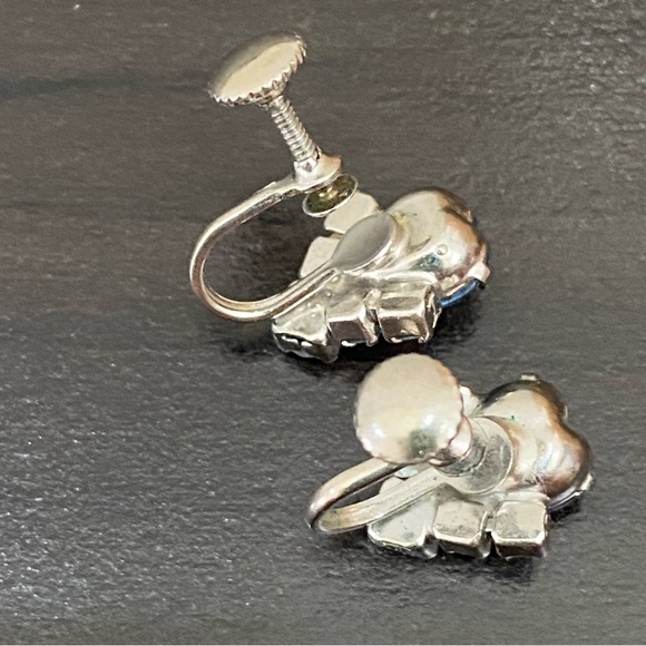 Vintage Unsigned Blue Topaz Heart-shaped Rhinestones Screw Back Earrings - Picture 7 of 10